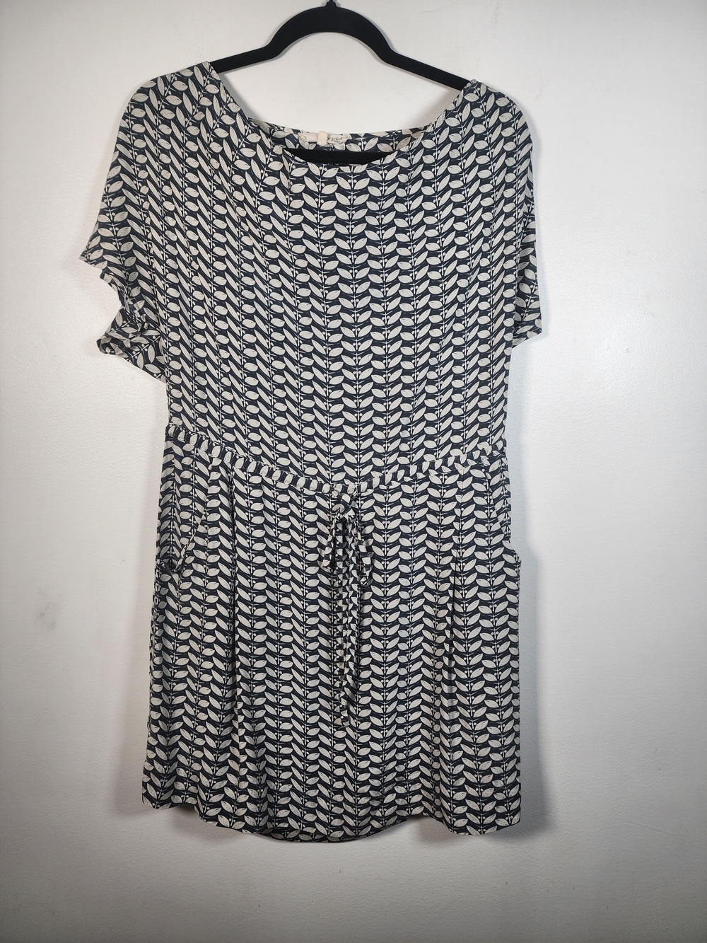 Navy and White Printed Short Sleeve Tie-Waist Dress - Picture 4 of 7